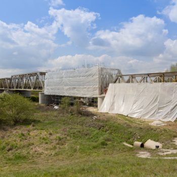 Zdjęcie: most na Wiśle w trakcie oczyszczania. W połowie osłonięty.
