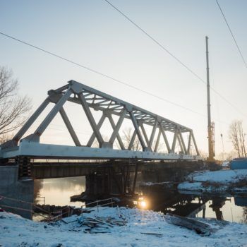 Zdjęcie: zachód słońca, na pierwszym miejscu most na rzece Białej, już nasunięty na docelowe miejsce.