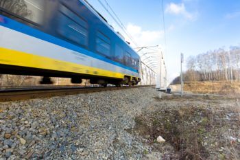 Zdjęcie: pociąg pasażerski wjeżdża na most kolejowy nad Kanałem Kędzierzyńskim.