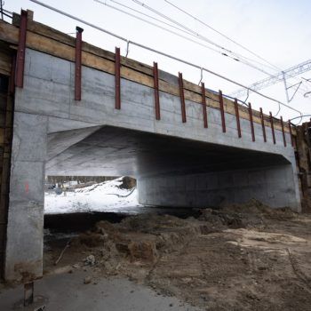 Zdjęcie: betonowa konstrukcja mostu chwile po jej wykonaniu.