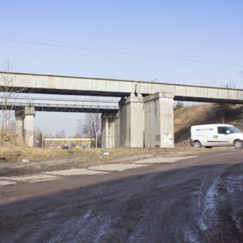 Zdjęcie: podwójny duży wiadukt z dwoma jezdniami podspodem.