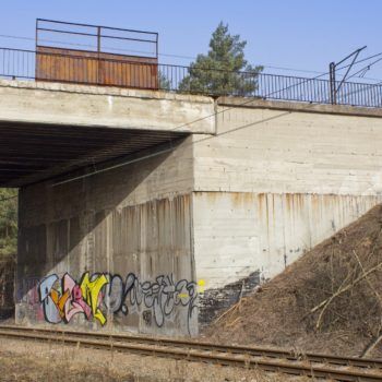 Zdjęcie: zbliżenie na wiadukt pomalowany grafitti.