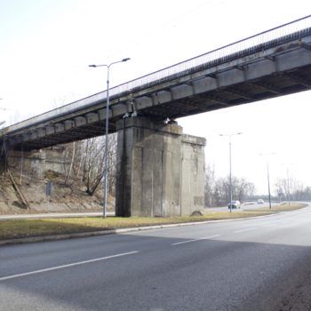 Zdjęcie: betonowy duży wiadukt nad dwoma jezdniami.