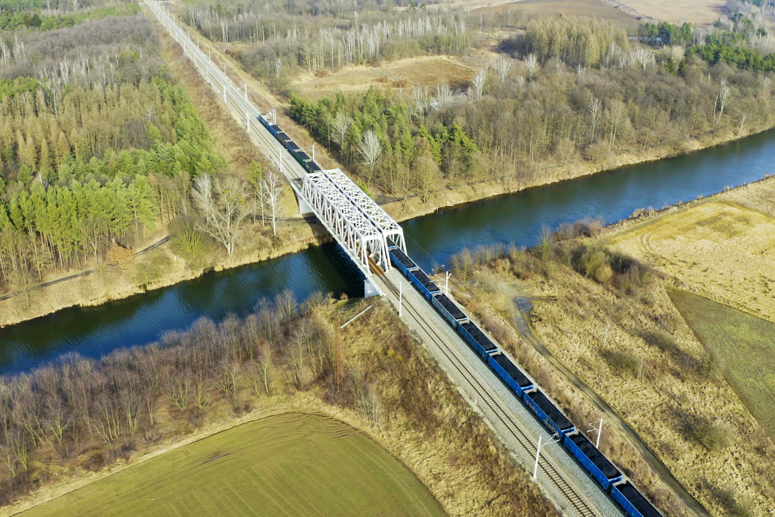 Zdjęcie: widok z powietrza na most kolejowy.