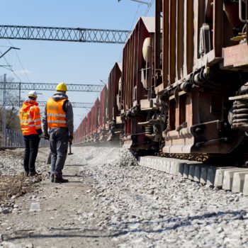 Zdjęcie: widok na maszynę rozsypującą nowy tłuczeń.