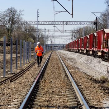 Zdjęcie: widok na maszynę rozsypującą nowy tłuczeń.