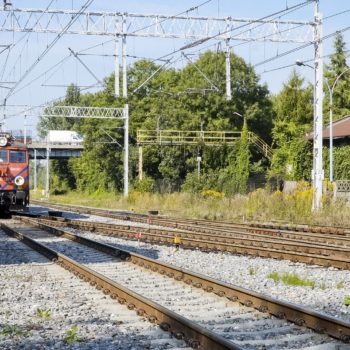 Zdjęcie: widok na pociąg poruszajacy się po nowym torowisku w okolicach stacji Bytom Bobrek.