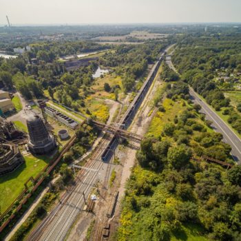 Zdjęcie: widok na pociąg poruszajacy się po nowym torowisku w okolicach Zdjęcie: widok na pociąg poruszajacy się po nowym torowisku w okolicach stacji Zabrze Biskupice.