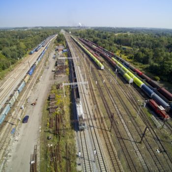 Zdjęcie: widok na pociąg poruszajacy się po nowym torowisku w okolicach stacji Zabrze Biskupice.