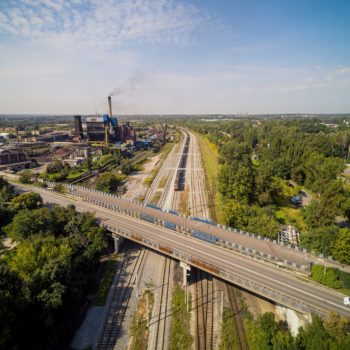 Zdjęcie: widok na pociąg poruszajacy się po nowym torowisku w okolicach stacji Bytom Bobrek.