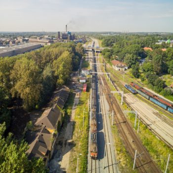 Zdjęcie: widok na pociąg poruszajacy się po nowym torowisku w okolicach stacji Bytom Bobrek.