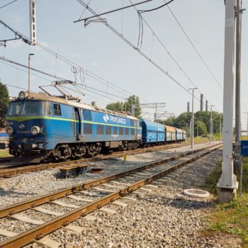 Zdjęcie: widok na pociąg poruszajacy się po nowym torowisku w okolicach stacji Bytom Bobrek.