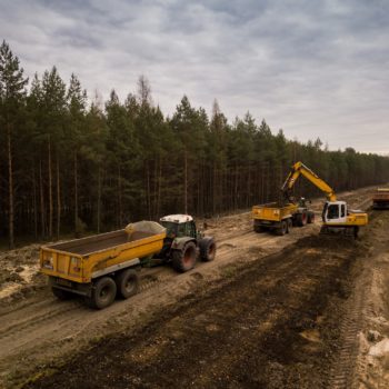 Zdjęcie: widok z góry na traktor przewożący ziemie.