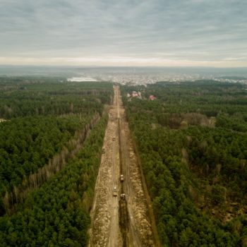 Zdjęcie: widok z lotu ptaka na plac budowy.