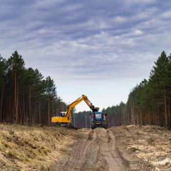 Zdjęcie: widok na pracująca koparkę.