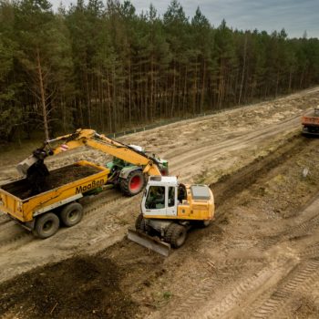 Zdjęcie: widok z góry na pracująca koparkę.