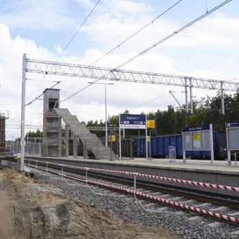 Zdjęcie: widok z ziemi na stacje Herby Nowe