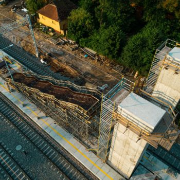 Zdjęcie: widok z góry na przejście nad torami na stacji Herby Nowe.