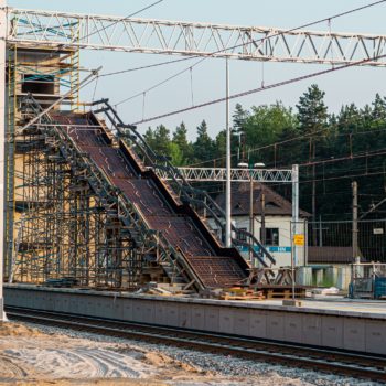 Zdjęcie: widok z ziemi na przejście nad torami na stacji Herby Nowe.