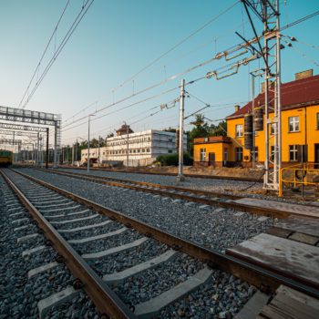 Zdjęcie: widok z ziemi na stację Herby Nowe .