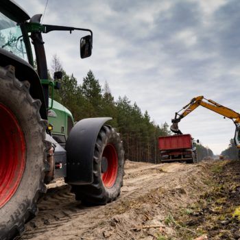 Zdjęcie: widok na traktor przewożący ziemie.