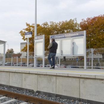 Zdjęcie: podróżny przechadza się po przystanku Chrzanów Śródmieście.