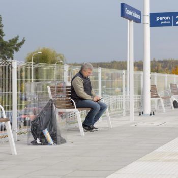 Zdjęcie: podróżny siedzi na ławce na przystanku Chrzanów Śródmieście.