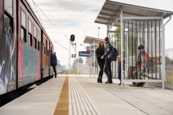 Pażdziernik 2021: podróżni na odnowionych przystankach i stacjach