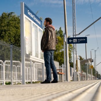 Zdjęcie: podróżujący patrzy na tablice.