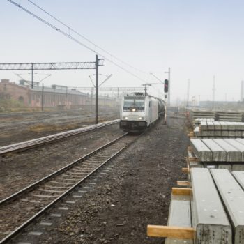 Zdjęcie: pociąg przejeżdża przez odnowione torowisko.