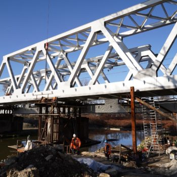 Zdjęcie nowego mostu na rzece Białej.