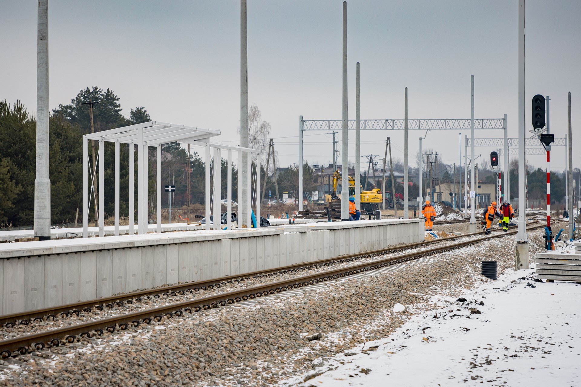Zdjęcie: prace budowlane przy nowym peronie kolejowym.