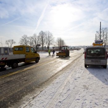 Zdjęcie przedstawia dojazd do budowy i maszyny budowlane.