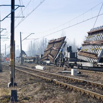 Zdjęcie: widok na nowe podkłady kolejowe ustawione na wagonach.