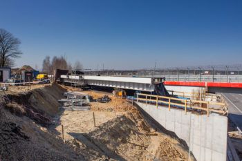 Budowa wiaduktu kolejowego nad autostradą A1