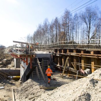 Zdjęcie: prace budowlane na moście na rzece Łękawce.