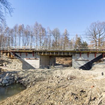 Zdjęcie: prace budowlane na moście na rzece Łękawce.