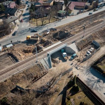 Zdjęcie: widok z powietrza na wiadukt kolejowo-drogowy.