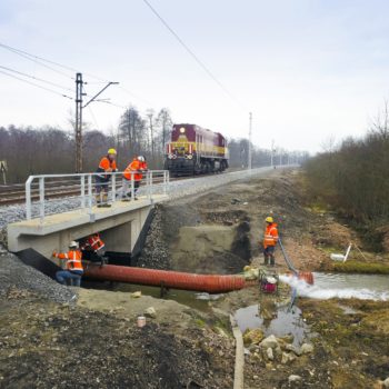 Zdjęcie: Próba naciskowa mostu kolejowego w Brzeszczach