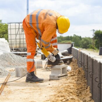 Zdjęcie: robotnik pracuje na budowie