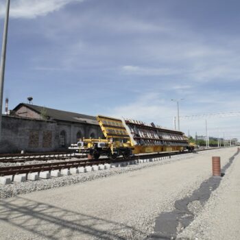 Zdjęcie: widok na prace budowlane przy rozbiórce wiaduktu kolejowego