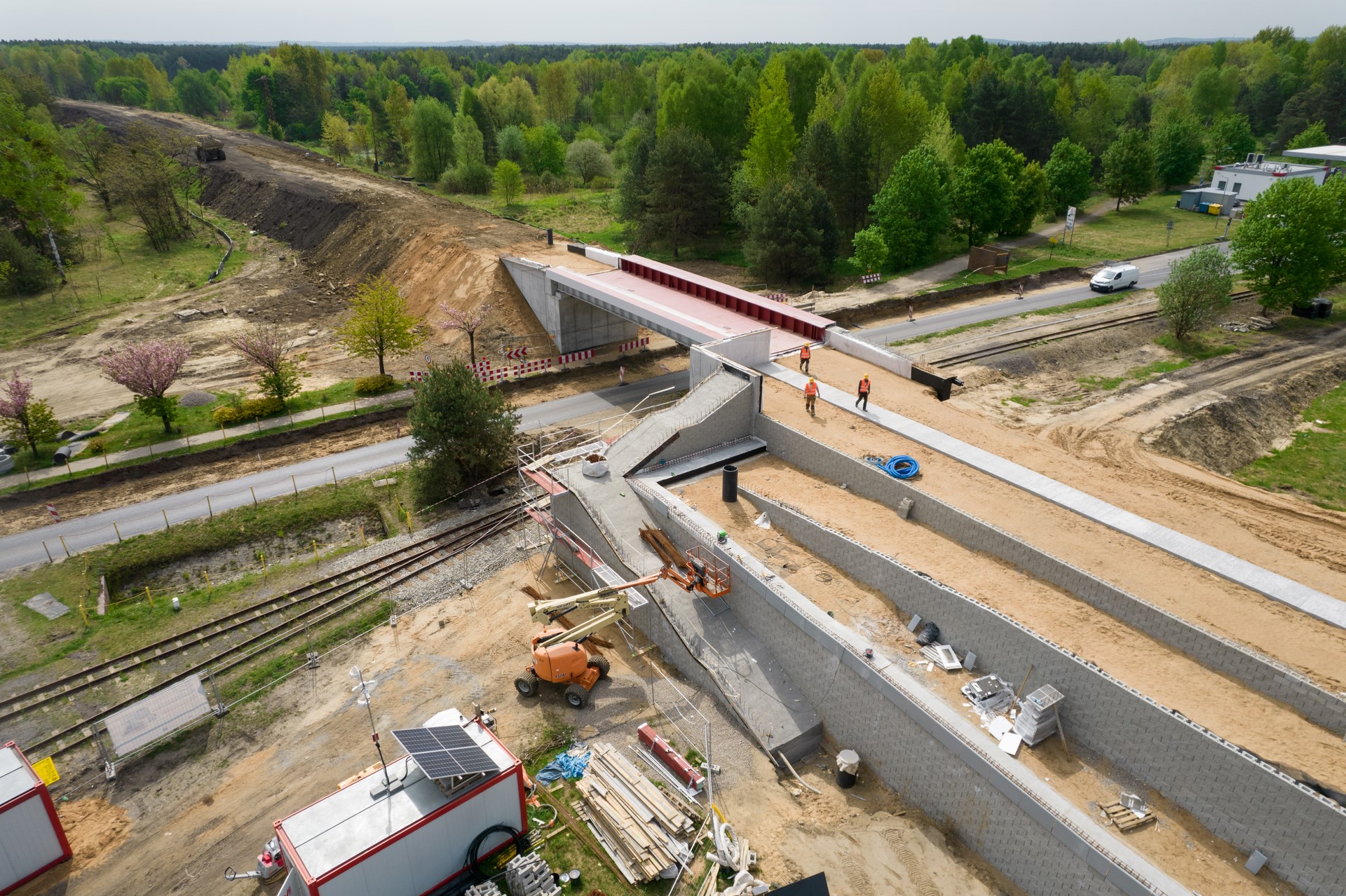 Zdjęcie przedstawia nowo wybudowany wiadukt kolejowy w Miasteczku Śląskim.