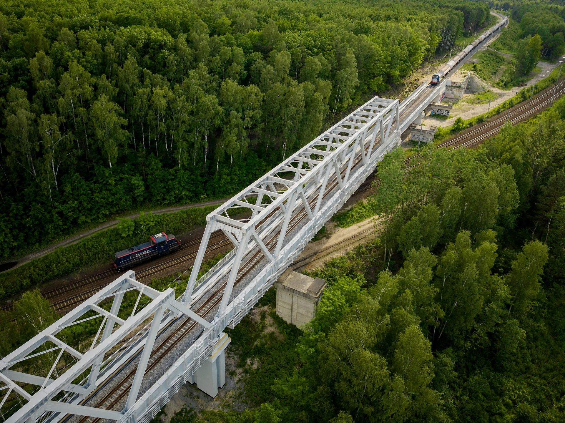 Zdjęcie nowego mostu kolejowego.