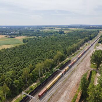 Zdjęcie: pociąg porusza się po torowisku.