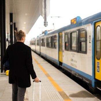 Zdjęcie: pasażerowie korzystają z nowego peronu na stacji Oświęcim.