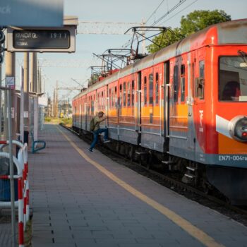 Zdjęcie: pociąg stoi na stacji Oświęcim.