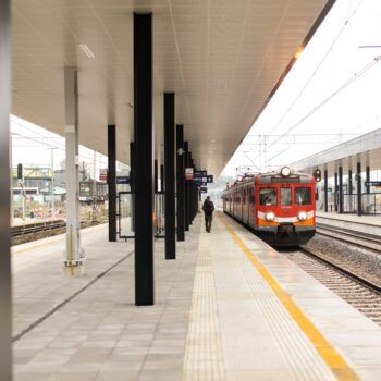 Zdjęcie: pasażerowie korzystają z nowego peronu na stacji Oświęcim.