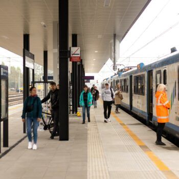 Zdjęcie: pasażerowie korzystają z nowego peronu na stacji Oświęcim.