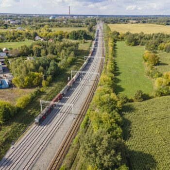 Zdjęcie: pociągi poruszaja się po nowym torowisku w Zduńskiej Woli.