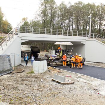Zdjęcie: prace drogowe pod wiaduktem kolejowym w Chełmku.